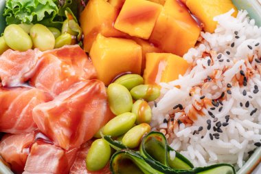 Sebze ve sebzeli somon pirinç kasesi. Kasedeki denge. Üst görünüm.