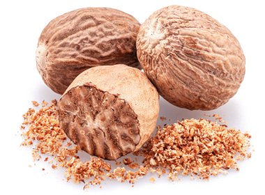 Nutmeg ve zemin hindistan cevizi yığını beyaz arkaplanda izole edildi. 