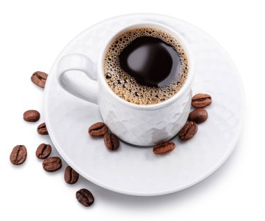 Beyaz arka planda izole edilmiş kahve ve kahve çekirdekleri.. 