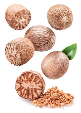 Nutmeg 'lerin havada uçuşması beyaz arka planda izole edilmiş. 
