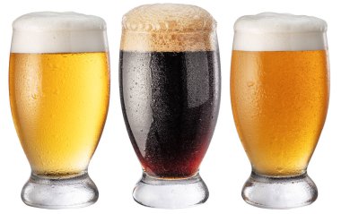 Beyaz arka planda üç bardak farklı soğutulmuş bira. Yollar kırpılıyor.