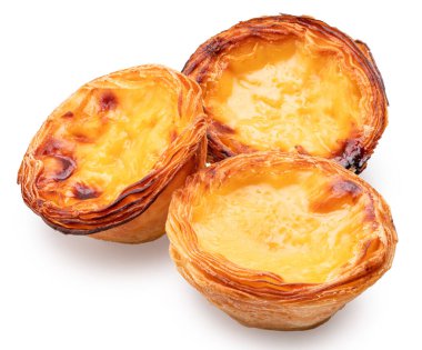 Pastel de nata ya da beyaz arka planda geleneksel Portekiz yumurtalı kremalı tartlar. Dosya kırpma yolu içeriyor.