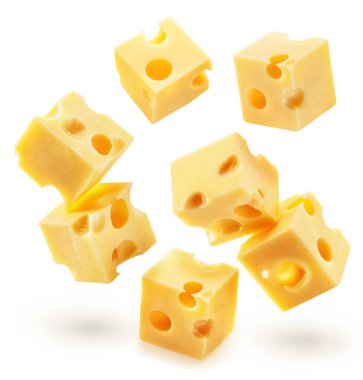 Emmental ya da Maasdam peynir küpleri beyaz arkaplana düşüyor.