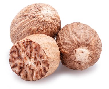 Beyaz arkaplanda izole edilmiş Nutmeg tohumları. 