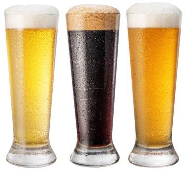 Beyaz arka planda üç bardak farklı soğutulmuş bira. Yollar kırpılıyor.