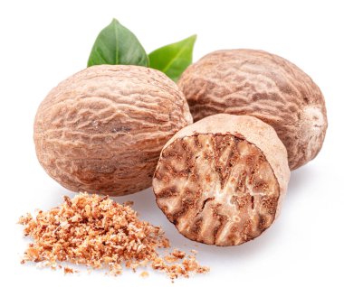 Nutmeg ve zemin hindistan cevizi yığını beyaz arkaplanda izole edildi. 