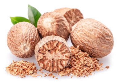Nutmeg ve zemin hindistan cevizi yığını beyaz arkaplanda izole edildi. 