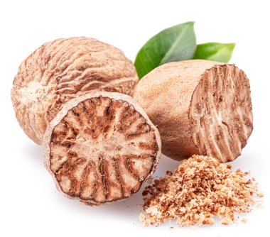Nutmeg ve zemin hindistan cevizi yığını beyaz arkaplanda izole edildi. 