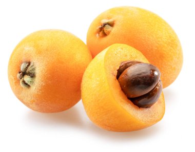 Beyaz arka planda izole edilmiş olgun lokuat meyveleri.