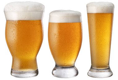 Beyaz arka planda izole edilmiş büyük köpüklü soğuk beyaz bira bardakları. Kesme yolu.