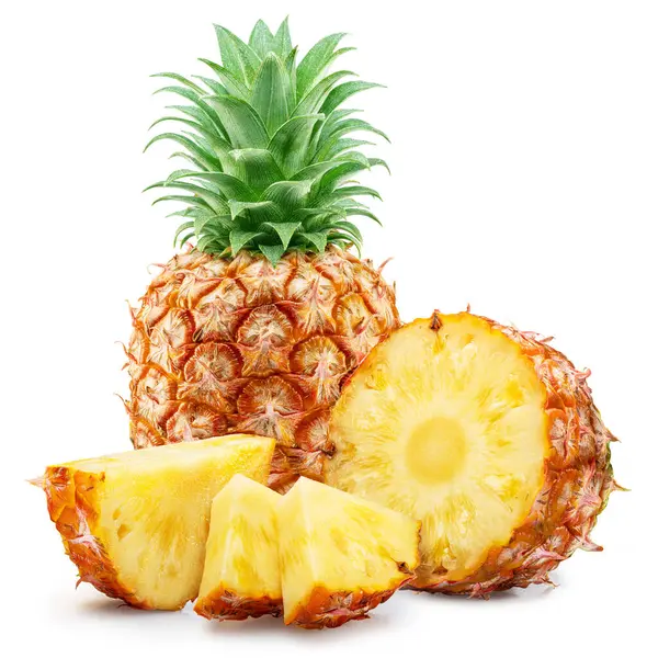Beyaz arka planda izole edilmiş olgun ananas ve ananas dilimleri. Dosya kırpma yolu içeriyor.