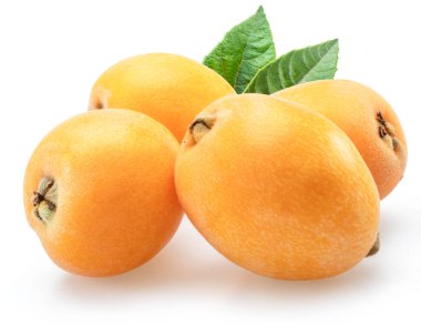 Beyaz arka planda yeşil yapraklı olgun loquat meyveleri.