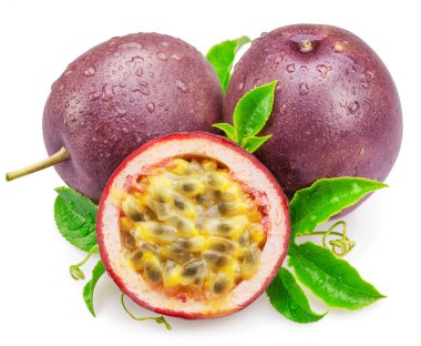 Çarkıfelek meyveleri ya da marakuya ve tohumları beyaz arka planda izole edilmiş meyvelerin yarısı. 