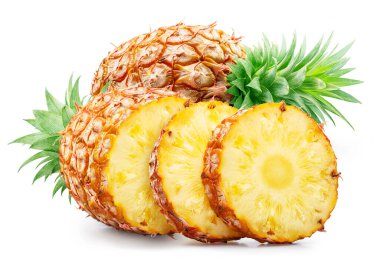 Beyaz arka planda izole edilmiş olgun ananas ve ananas dilimleri. Dosya kırpma yolu içeriyor.