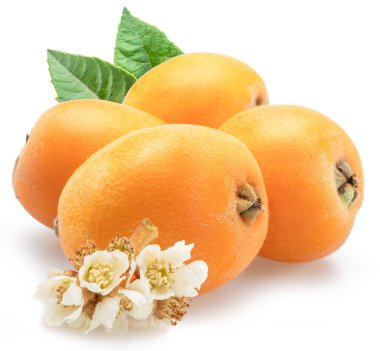 Beyaz arka planda yeşil yapraklı olgun loquat meyveleri.