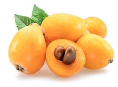 Beyaz arka planda yeşil yapraklı olgun loquat meyveleri.