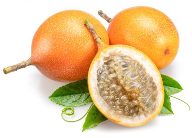 Granadilla ve siyah tohumlu açık granadilla ve beyaz arka planda izole edilmiş jelatinli posa.