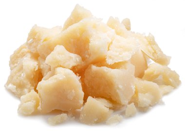Beyaz arkaplanda yalıtılmış parmesan peyniri parçaları.