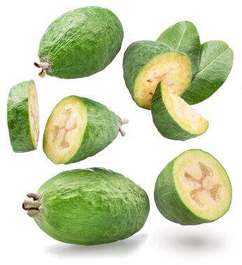 Düşen feijoa meyveleri ve beyaz arka planda izole edilmiş feijoa dilimleri.