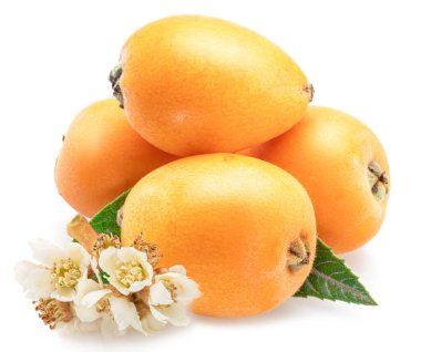 Beyaz arka planda yeşil yapraklı olgun loquat meyveleri.