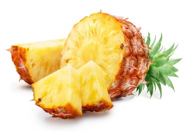 Olgun ananas kesiti ve beyaz arka planda izole edilmiş ananas dilimleri. Dosya kırpma yolu içeriyor.