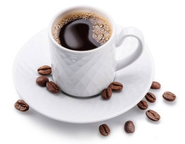 Beyaz arka planda izole edilmiş kahve ve kahve çekirdekleri.. 