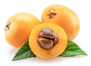 Beyaz arka planda yeşil yapraklı olgun loquat meyveleri.