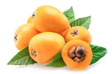 Beyaz arka planda yeşil yapraklı olgun loquat meyveleri.