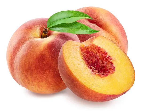 Yapraklı olgun şeftaliler ve beyaz arka planda yarım şeftali. Dosya kırpma yolu içeriyor.