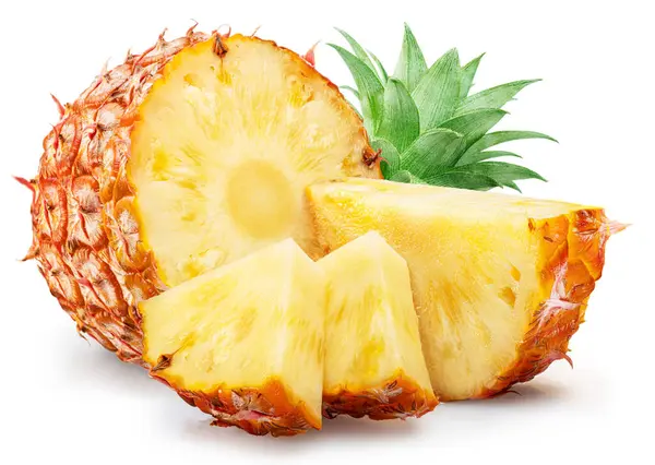 Beyaz arka planda izole edilmiş olgun ananas ve ananas dilimleri. Dosya kırpma yolu içeriyor.