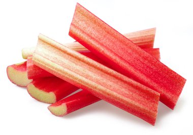 Rubarb 'ın kesik izleri beyaz arkaplanda izole edildi.