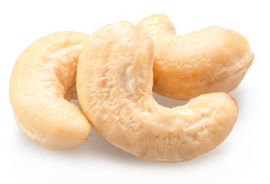 Beyaz arka planda çiğ ceviz ya da kaju çekirdeği izole edilmiş.. 