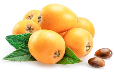 Beyaz arka planda yeşil yapraklı olgun loquat meyveleri.