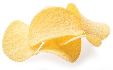Lezzetli patates cipsleri beyaz arka planda izole bir şekilde kapanıyor..