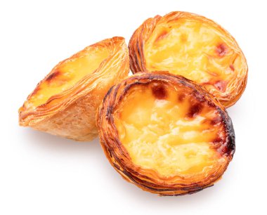 Pastel de nata ya da beyaz arka planda geleneksel Portekiz yumurta kremalı tartlar.. 