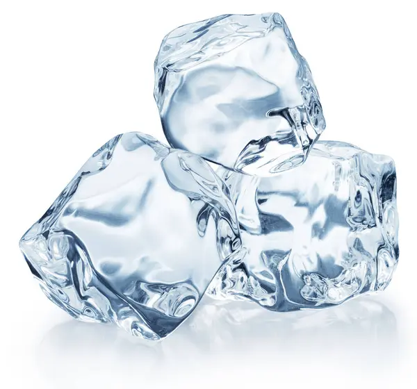 Beyaz arka planda mükemmel buz küpleri. Dosya kırpma yolları içeriyor.