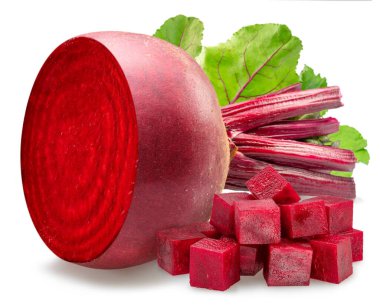 Beyaz arka planda izole edilmiş küp şeklinde kırmızı pancar ve pancar kesimi. 