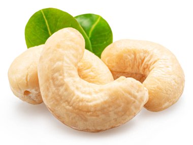 Beyaz arka planda yeşil yapraklı çiğ fındık ya da kaju çekirdeği.. 