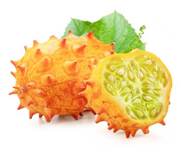 Beyaz arka planda izole edilmiş Kiwano ya da Afrika boynuzlu salatalığı. 