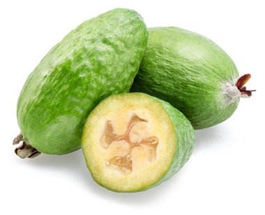 Fayjoa meyveleri ve beyaz arka planda izole edilmiş bir parça feijoa..