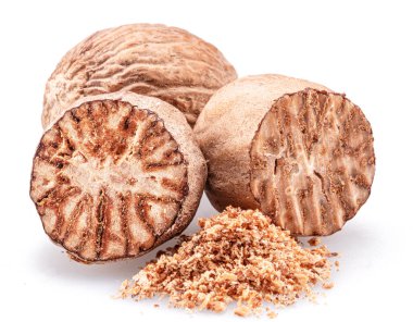 Nutmeg ve zemin hindistan cevizi yığını beyaz arkaplanda izole edildi. 