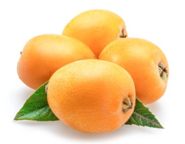 Beyaz arka planda yeşil yapraklı olgun loquat meyveleri.