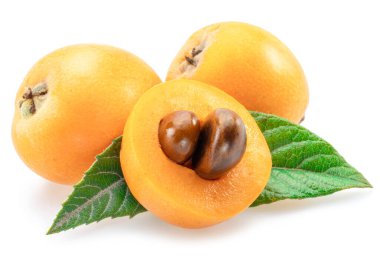 Beyaz arka planda yeşil yapraklı olgun loquat meyveleri.