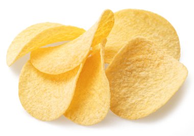 Lezzetli patates cipsleri beyaz arka planda izole bir şekilde kapanıyor..