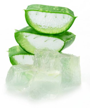 Üç aloe vera dilimi ya da kesiği yığını, beyaz arkaplanda izole edilmiş makro çekim.