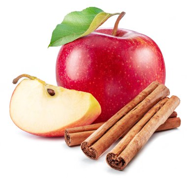 Kırmızı elma, elma dilimi ve tarçın çubukları beyaz arka planda izole edilmiş..