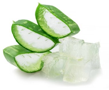 Üç aloe vera dilimi veya aloe jeli yığını, beyaz arkaplanda izole edilmiş makro çekim.