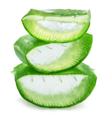 Üç aloe vera dilimi ya da kesiği yığını, beyaz arkaplanda izole edilmiş makro çekim.