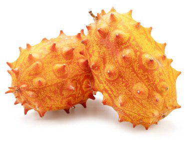 Beyaz arka planda izole edilmiş Kiwano ya da Afrika boynuzlu salatalığı. 