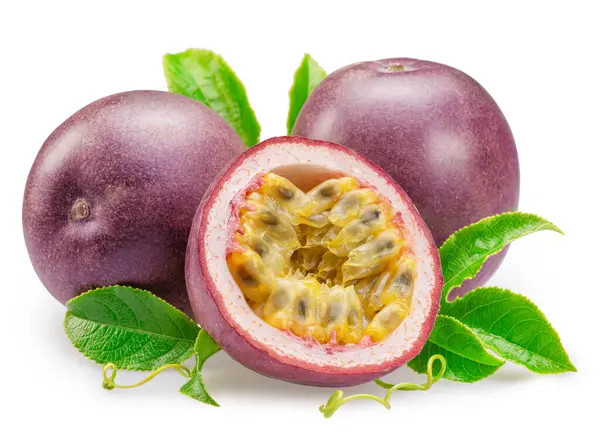 Çarkıfelek meyveleri ya da marakuya ve tohumları beyaz arka planda izole edilmiş meyvelerin yarısı. 